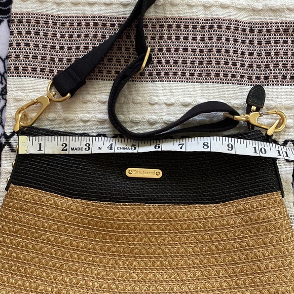 Eric Javits Crossbody. Tan/Black Woven Material. - Picture 7 of 13